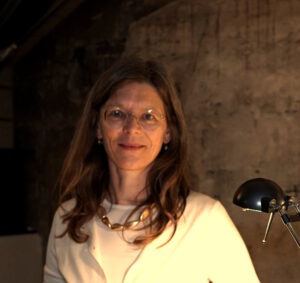 Das Portrait Foto von Frau Dr. Vicki Müller-Lüneschloß die den Vortrag über Caroline Schelling am 25. Oktober 2025 gehalten hat. Das Foto wurde im Medienraum des Infozentrums im Kloster Maulbronn aufgenommen. Dort fand auch die Lesung statt.
